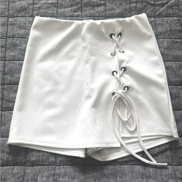 American Threads White Lace-Up Skort. Size Medium. Worn once. - Picture 1 of 1